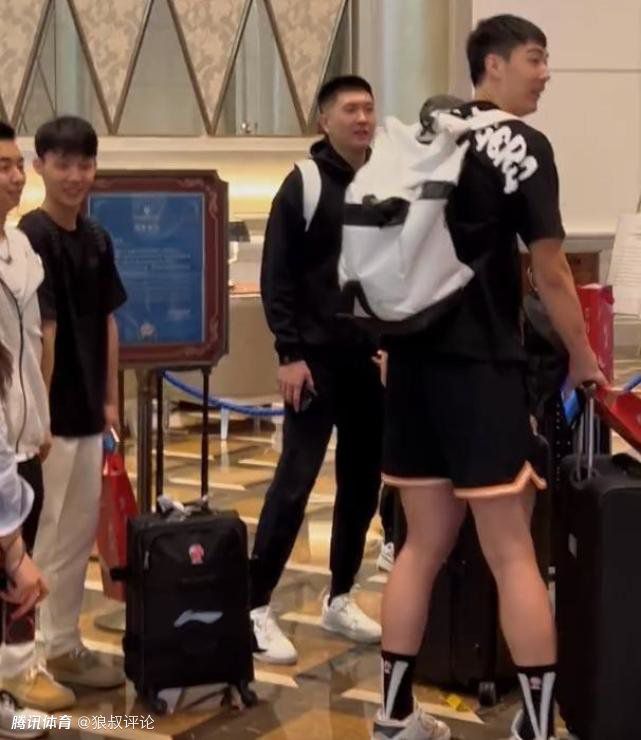 影片上映前，一条#何炅黄磊探班张子枫的电影是这部#的话题冲上了热搜，张子枫回忆说那是《向往的生活》最后一季录制期间，因为和电影的拍摄日程撞了所以没法参与。