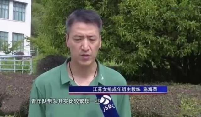 蜡像馆特邀制作团队从英国赶来，为孙俪完成200道工序的全身测量工作 孙俪抱流浪狗拍时尚大片 大秀美背流露迷人风采 2016-09-08 近日，孙俪拍摄了一组时尚大片，暖色系妆容搭配娇柔短发，暖心治愈力十足。