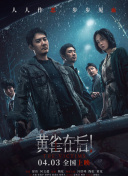 “加菲”身着酒红色西服套装走上红毯，优雅绅士，面带微笑向镜头示意。